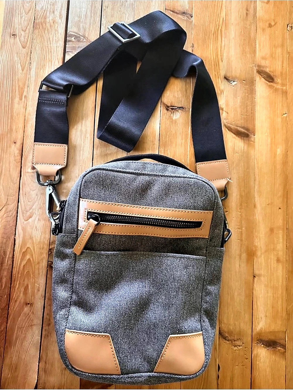 Venque Voyage Gray & Tan Crossbody Bag